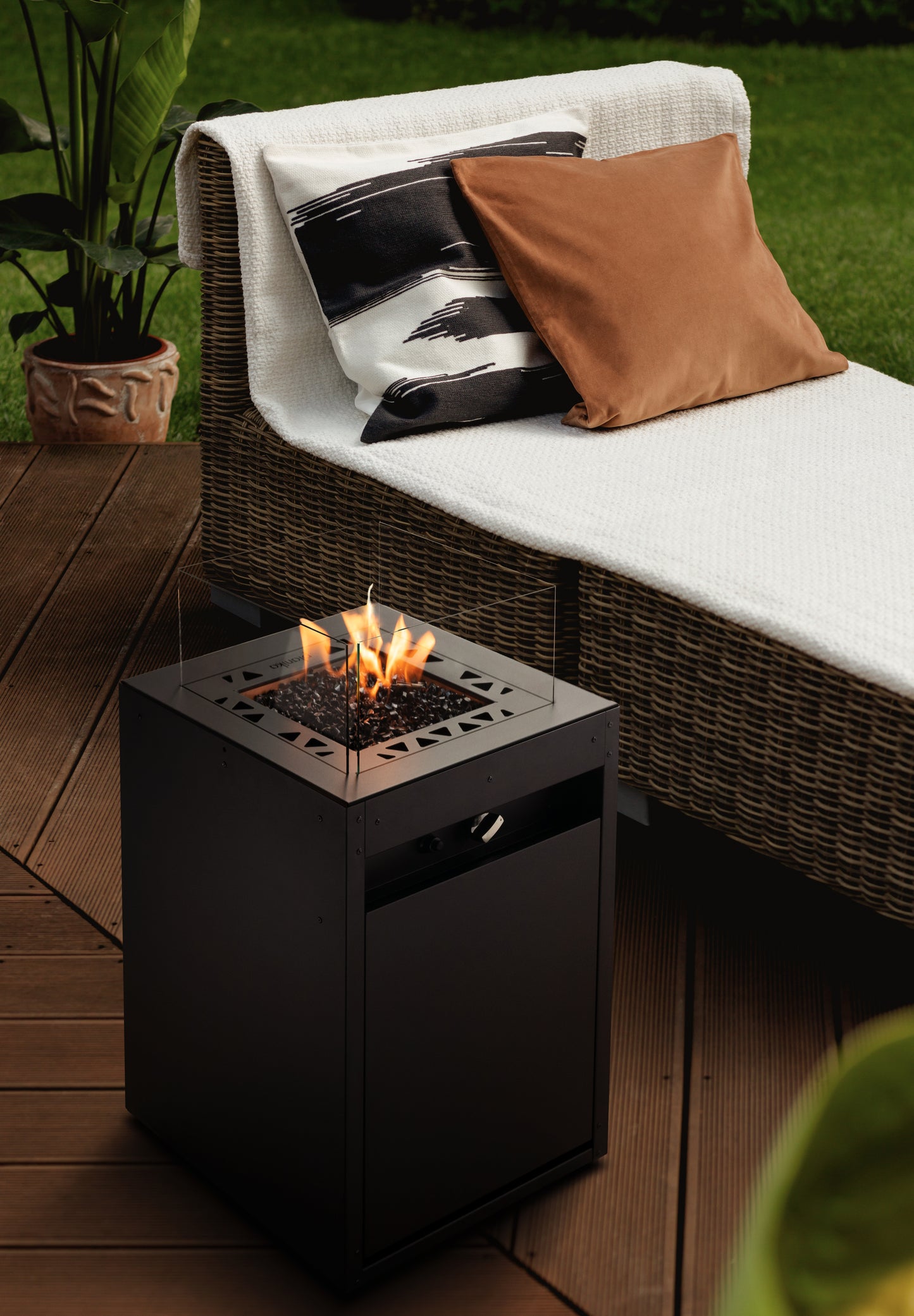 Outdoor Gas Fire Pit UK – Planika Square with Cover